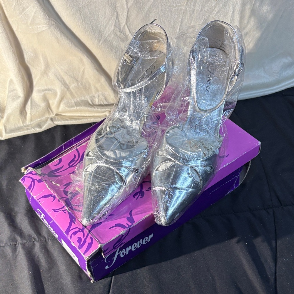 Forever womens Shiny Silver Pointed Heels size 9